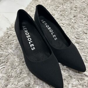 AEROSOLES Women's Classic Black Kitten Heels